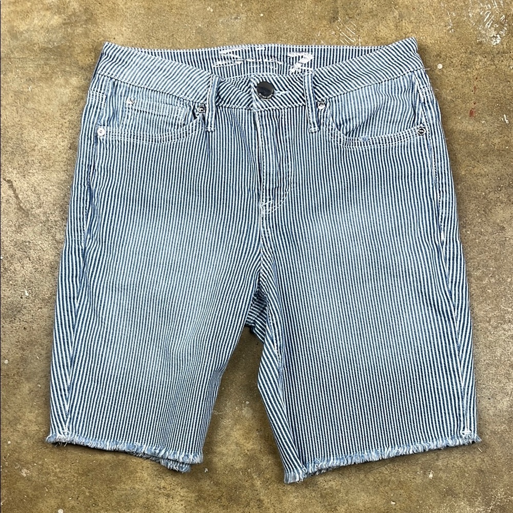 Seven7 railroad stripe Bermuda shorts
Size: 4